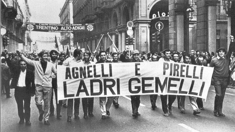 Nell'immagine gli operai della Pirelli scioperano a Milano nell'autunno del 1969 - Smart Marketing