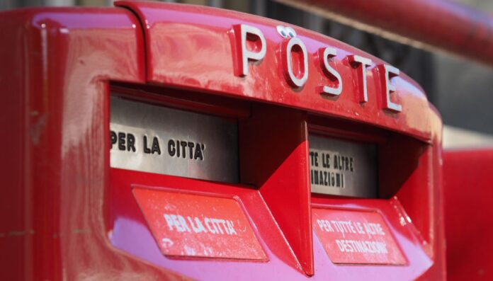Nell'immagine il partciolare di una classica cassetta postale rossa - Smart Marketing