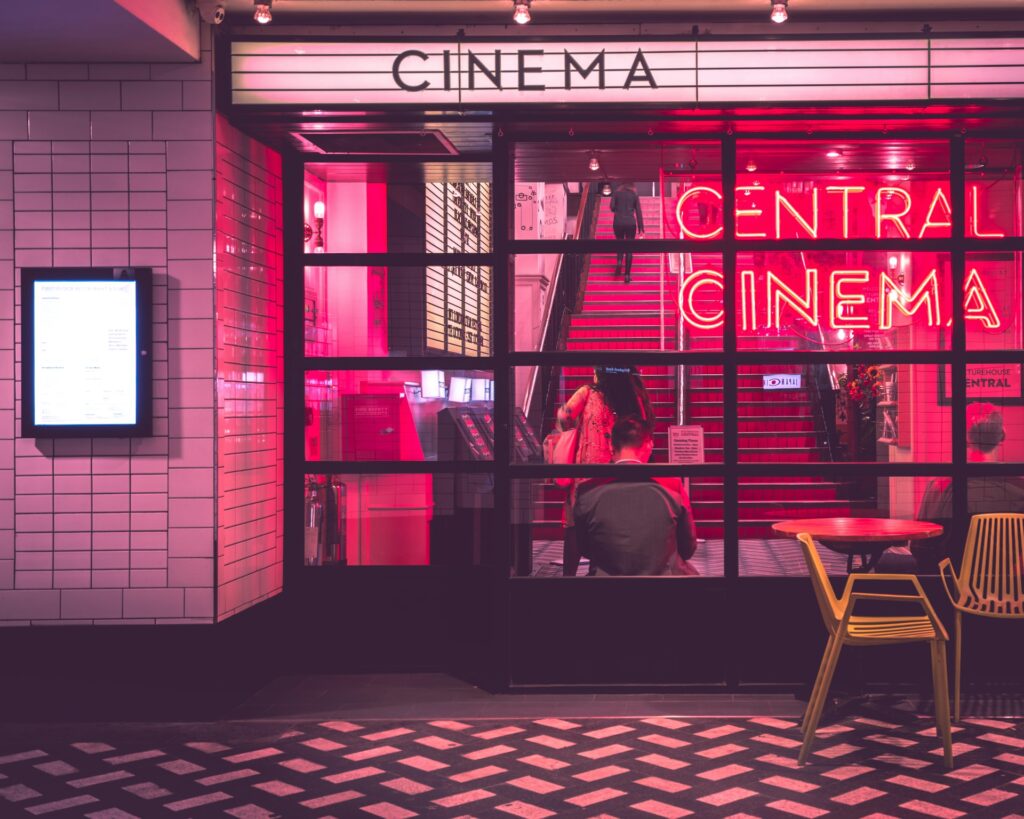 Nell'immagine l'ingresso di un cinema - Smart Marketing