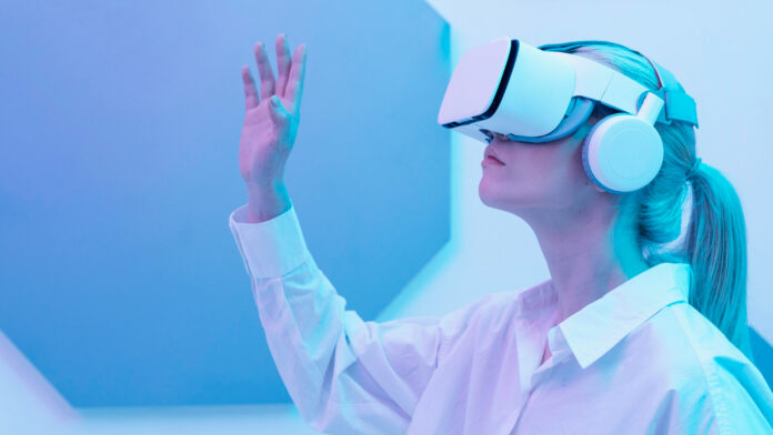 Nell'immagine una donna prova un visore di Realta Virtuale - Smart Marketing