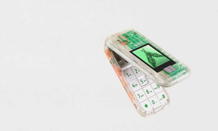 Nell'immagine il "nuovo" Boring Phone realizzato da Heineken in collaborazione con Bodega - Smart Marketing
